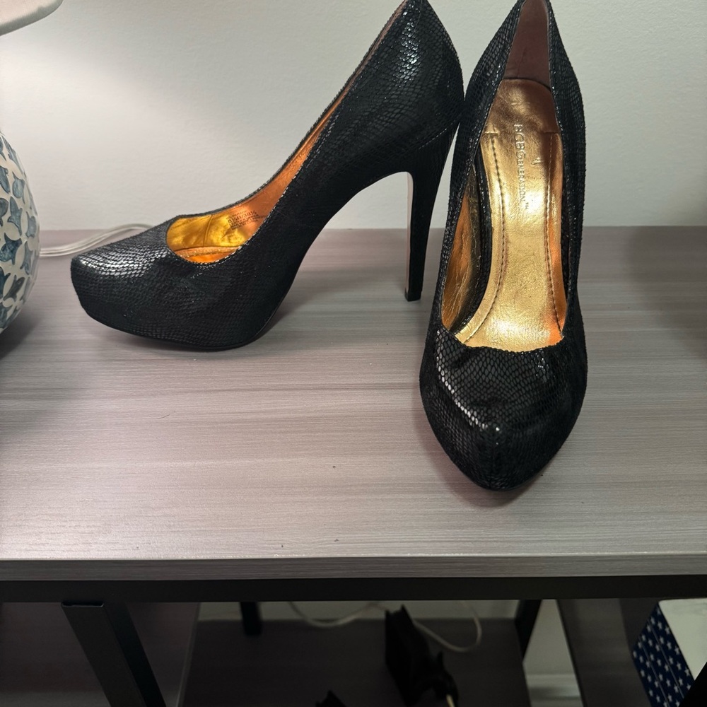 🖤 BCBG Generation Black Embossed Faux Snakeskin Pumps — Size 8.5